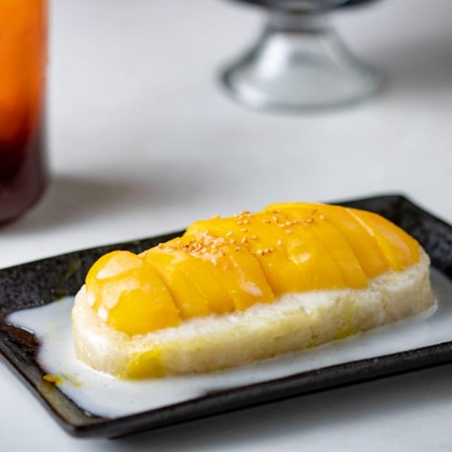 SWEET STICKY RICE WITH MANGO.