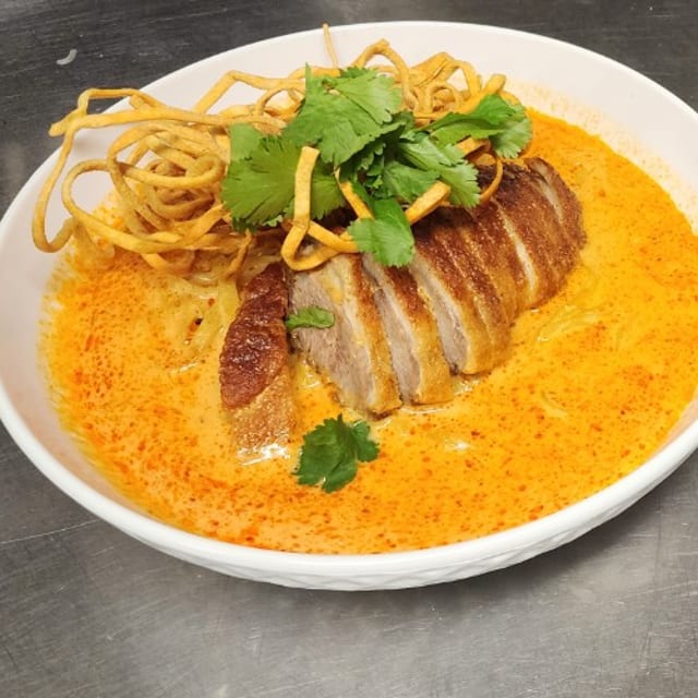 CRISPY DUCK KAO SOI.